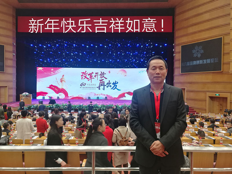 華蒙紅土網(wǎng)球場全體員工恭祝大家新年快樂！