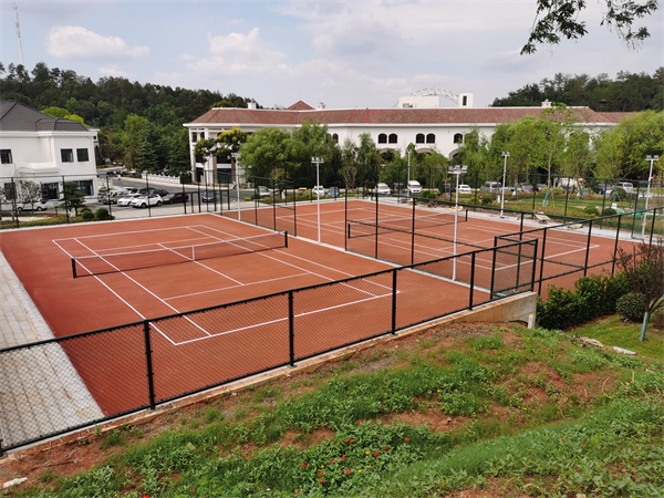 湖北京山市溫泉小鎮(zhèn)紅土網(wǎng)球場竣工案例圖